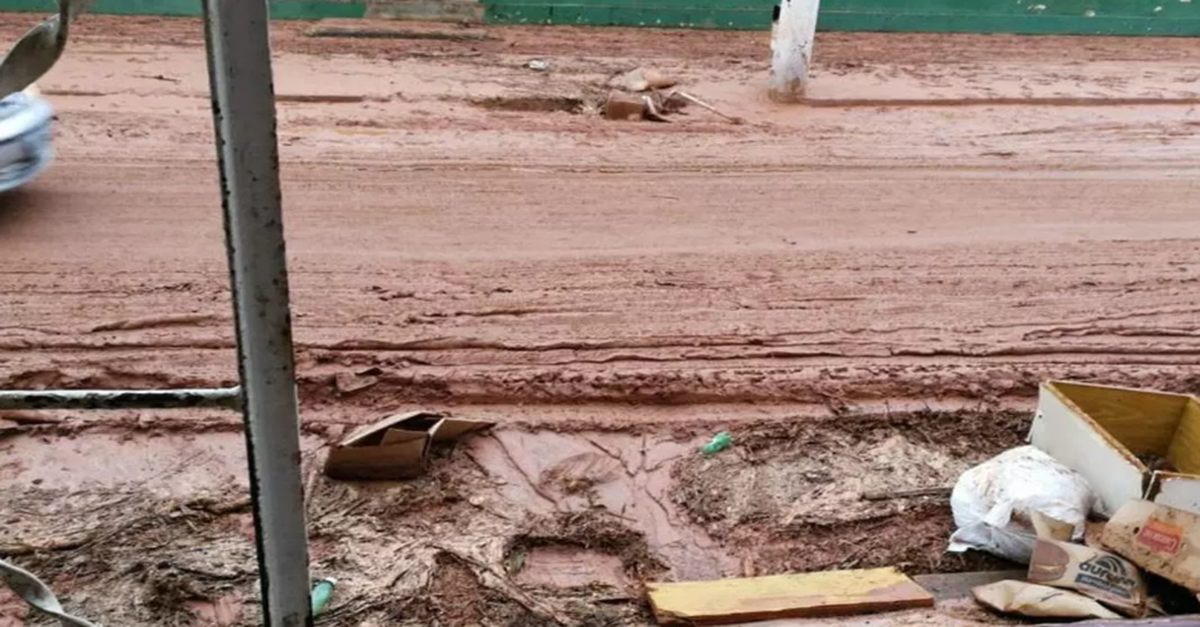FORTE CHUVA SURPREENDE E CAUSA ESTRAGO EM ALVINÓPOLIS-MG