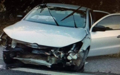 NA MG-170 ENTRE FORMIGA E DIVINÓPOLIS VEÍCULO SAI DA PISTA E BATE EM BARRANCO