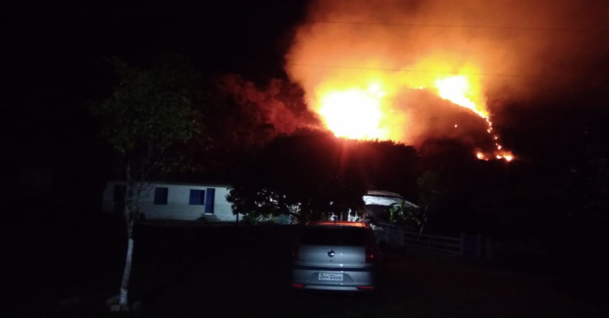 INCÊNDIOS EM VEGETAÇÃO AMEAÇAM RESIDÊNCIAS EM BARBACENA E DORES DE CAMPOS