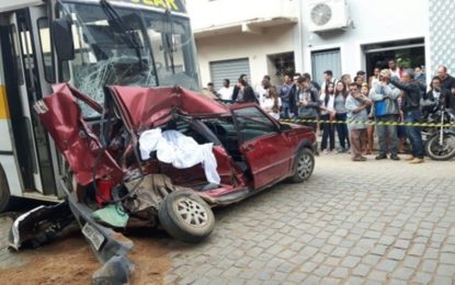 Acidente entre coletivo escolar e carro deixou uma pessoa morta na Zona da Mata