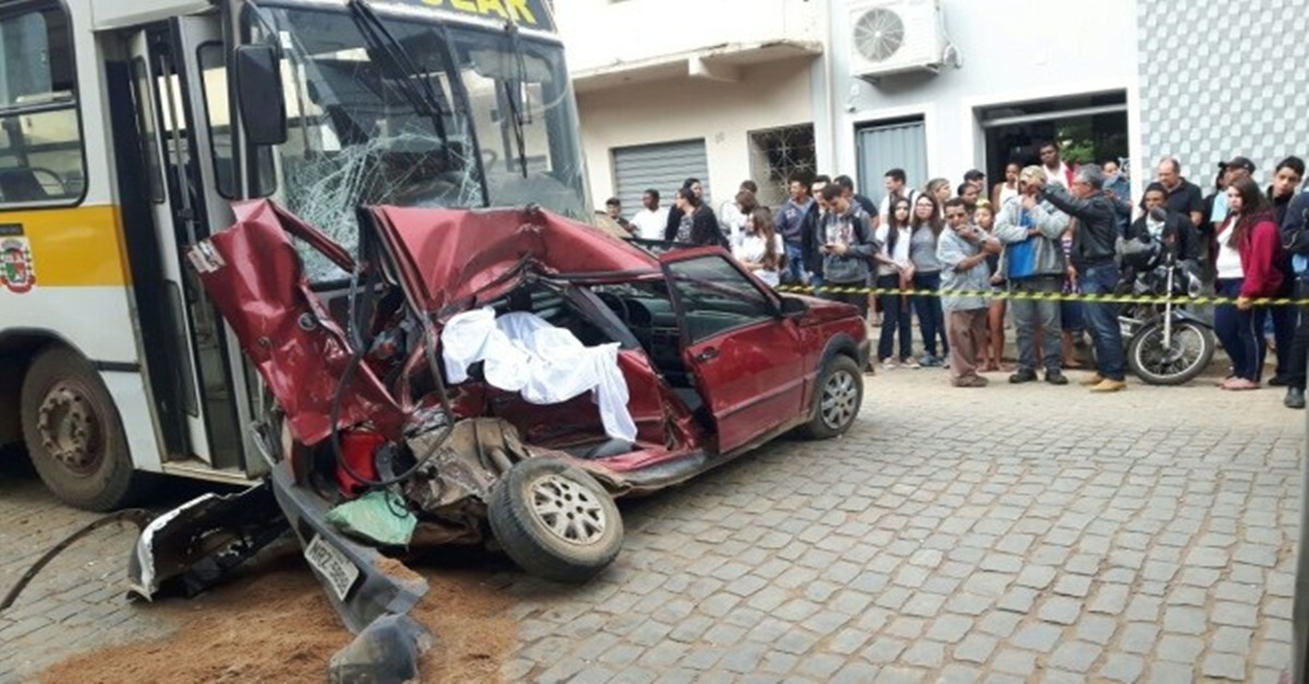 Acidente entre coletivo escolar e carro deixou uma pessoa morta na Zona da Mata