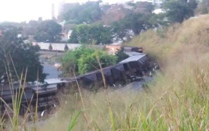 EM PEDRO LEOPOLDO TREM DESCARRILA MAIS DE 10 VAGÕES