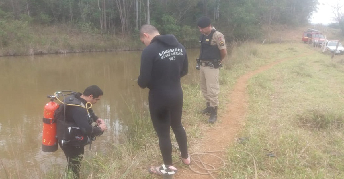 BOMBEIROS LOCALIZAM ARMA EM LAGOA NO MUNICÍPIO DE RESENDE COSTA