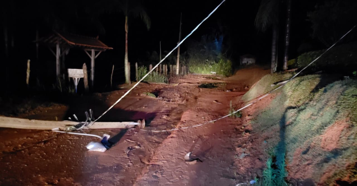 A forte chuva causou queda de árvores interditando estrada na localidade dos costas
