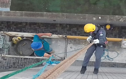 Bombeiros resgatam operário em edificação no Bairro do Campo em Barbacena.