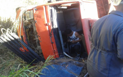 DOIS HOMENS FICAM FERIDOS EM ACIDENTE NA MG 135 EM DR. SÁ FORTES