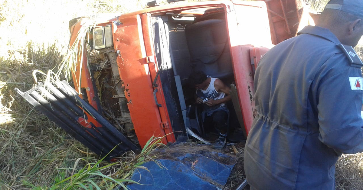 DOIS HOMENS FICAM FERIDOS EM ACIDENTE NA MG 135 EM DR. SÁ FORTES