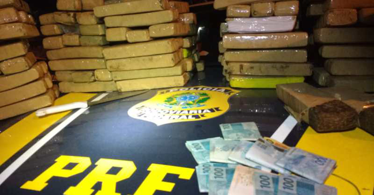 PRF apreende 100kg de maconha e quase R$10 mil em espécie, em São Gonçalo do Sapucaí