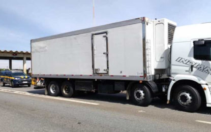 POLÍCIA RODOVIÁRIA FEDERAL RECUPERA CAMINHÃO ROUBADO