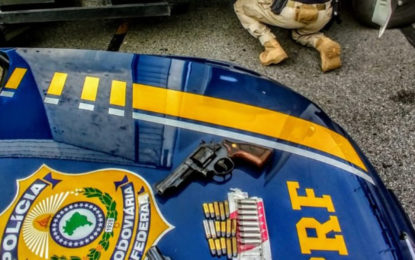 PRF PRENDE CAMINHONEIRO POR PORTE ILEGAL DE DUAS ARMAS DE FOGO