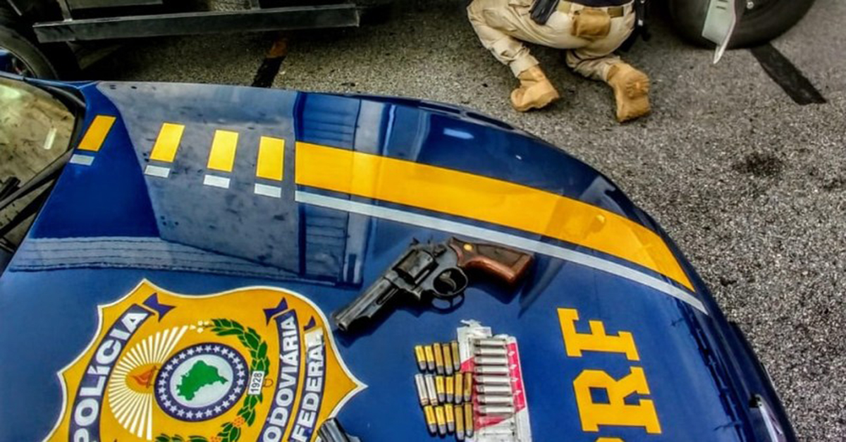 PRF PRENDE CAMINHONEIRO POR PORTE ILEGAL DE DUAS ARMAS DE FOGO