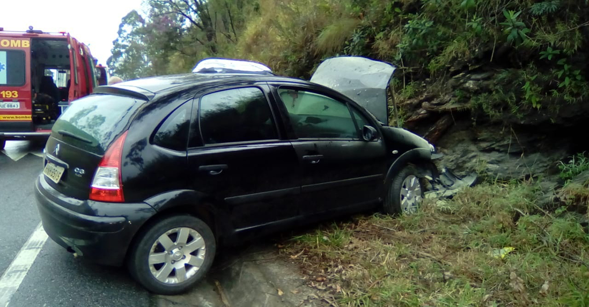 Quatro mulheres ficam feridas em acidente na BR-265 nas proximidades do “Quiosque do Tio Romeu”.