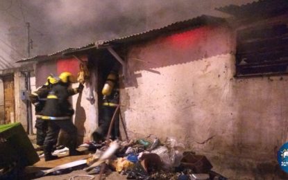 INCÊNDIO DESTRÓI BARRACÃO NO BAIRRO FUNCIONÁRIOS EM BARBACENA
