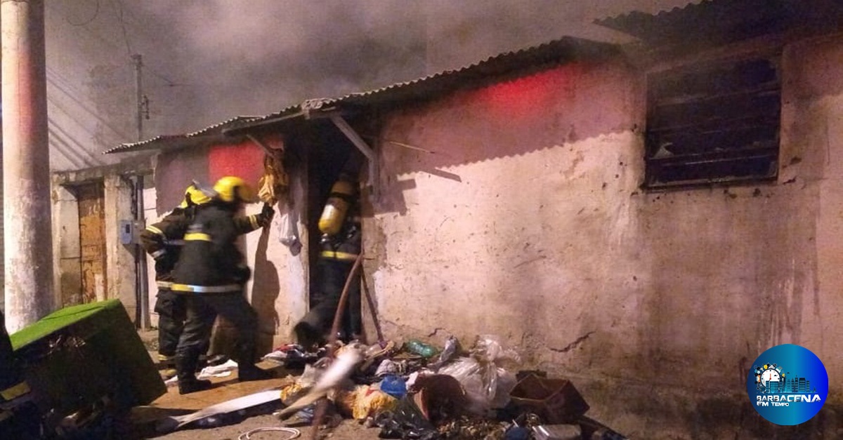 INCÊNDIO DESTRÓI BARRACÃO NO BAIRRO FUNCIONÁRIOS EM BARBACENA