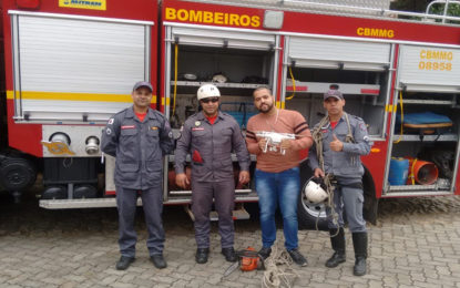BOMBEIROS RESGATAM DRONE NA COPA DE UMA ÁRVORE ÀS MARGENS DA BR-040