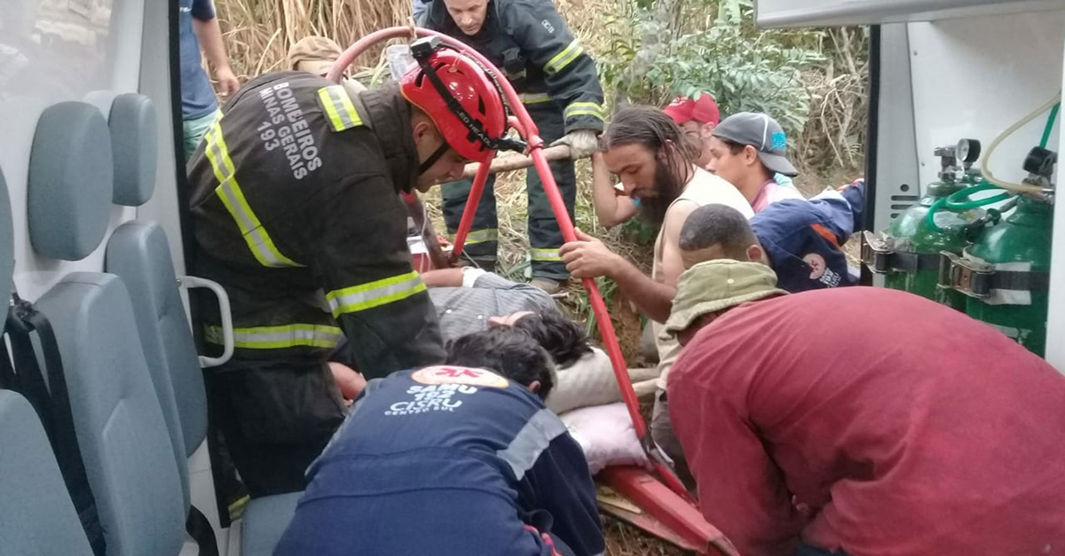 Lavrador tem a perna prensada em maquina agrícola na zona rural de Carandaí