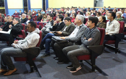 Grande público marca terceira noite do ciclo de palestras da Semana Dom Luciano