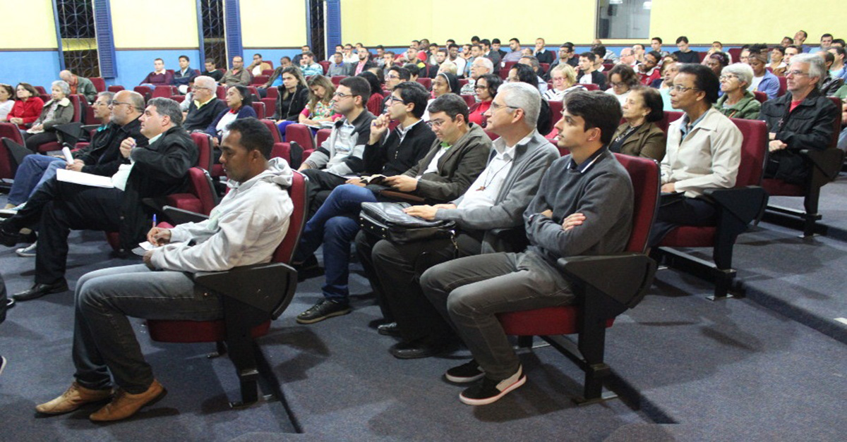 Grande público marca terceira noite do ciclo de palestras da Semana Dom Luciano