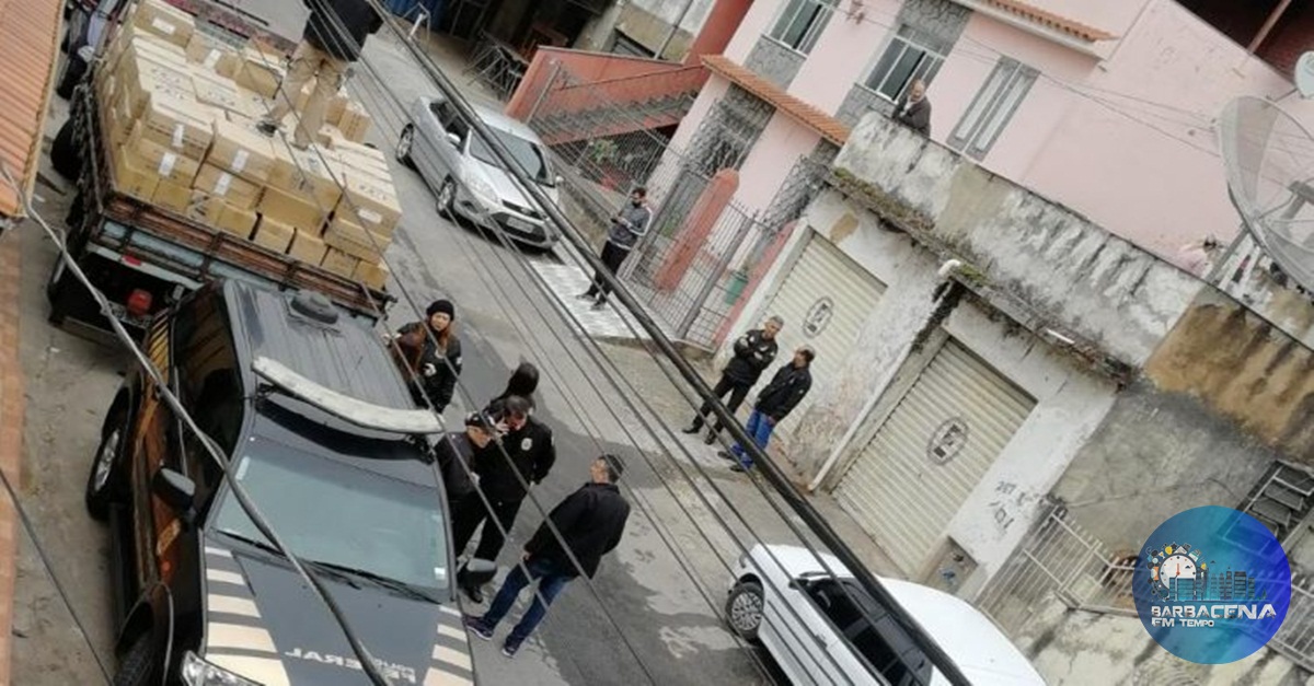 Polícia Federal cumpriu três mandados de busca e apreensão na tarde desta terça-feira (28) em Barbacena.