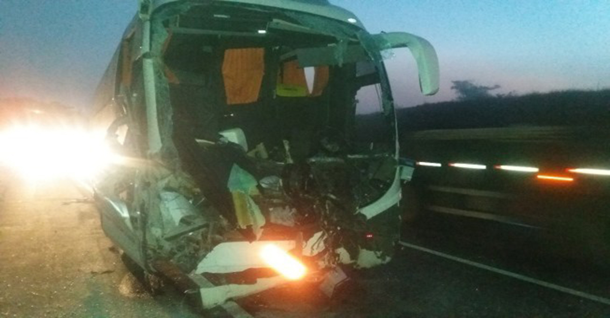 Acidente entre ônibus de turismo e carreta deixa 17 feridos na BR-381 em Lavras