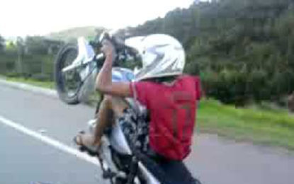 Motoqueiro empina a moto no Centro de Divinópolis e dá de frente com viatura Polícial