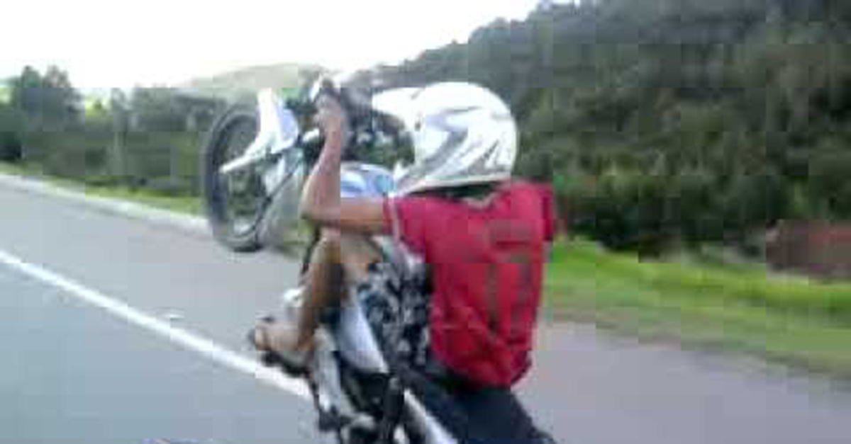 Motoqueiro empina a moto no Centro de Divinópolis e dá de frente com viatura Polícial