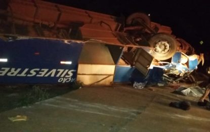 Capotamento de ônibus em avenida, deixa dezenas de pessoas feridas em Congonhas-MG