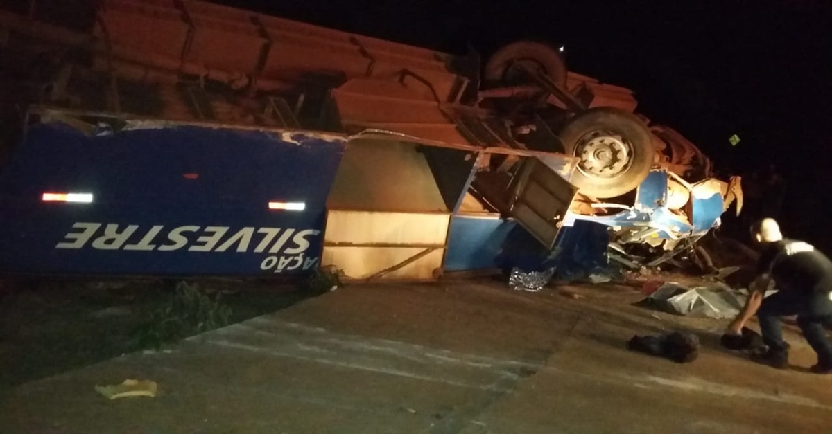 Capotamento de ônibus em avenida, deixa dezenas de pessoas feridas em Congonhas-MG