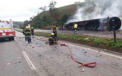 Carreta tomba na BR-381 e deixa cinco pessoas feridas em Cambuí