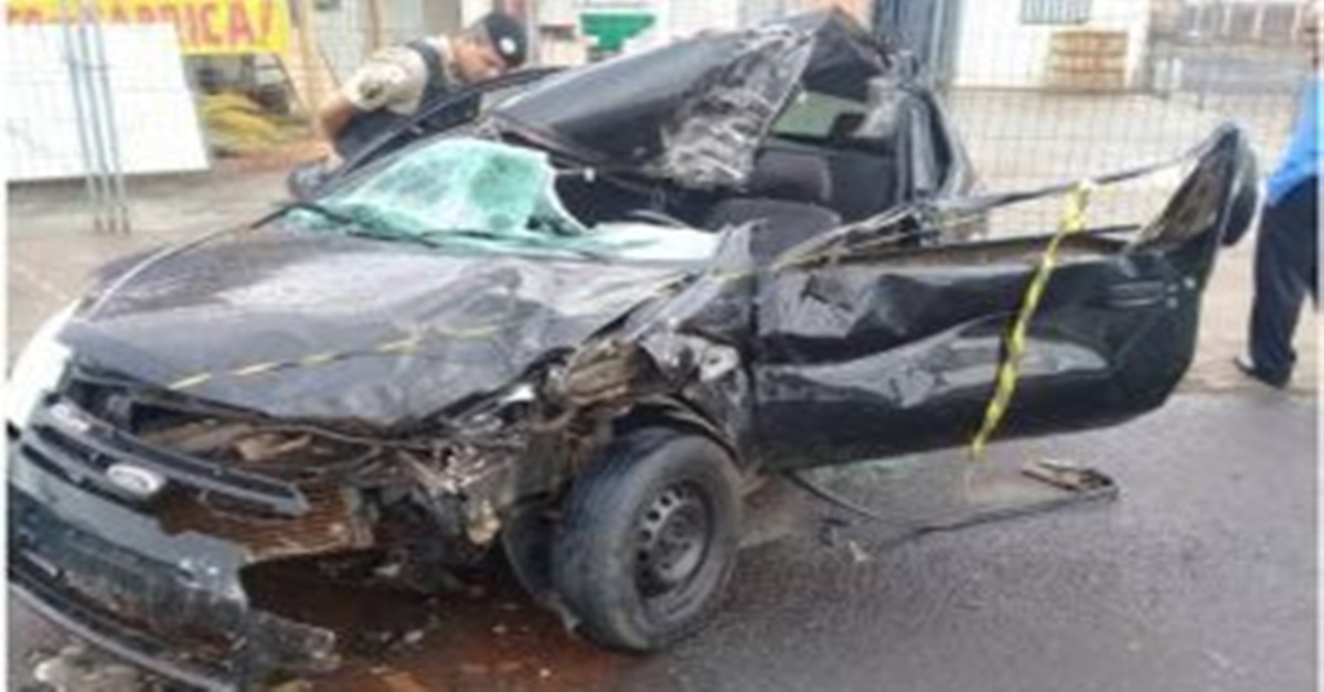 Motorista morre ao bater carro em caminhão parado no semáforo, em Uberlândia