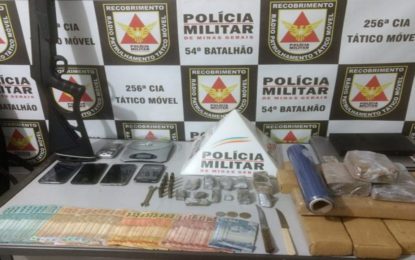 Três jovens são presos com 6,4 kg de maconha, arma, munições e R$ 2 mil em Ituiutaba