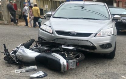 BATIDA ENTRE CARRO E MOTO DEIXA UM FERIDO EM BARBACENA