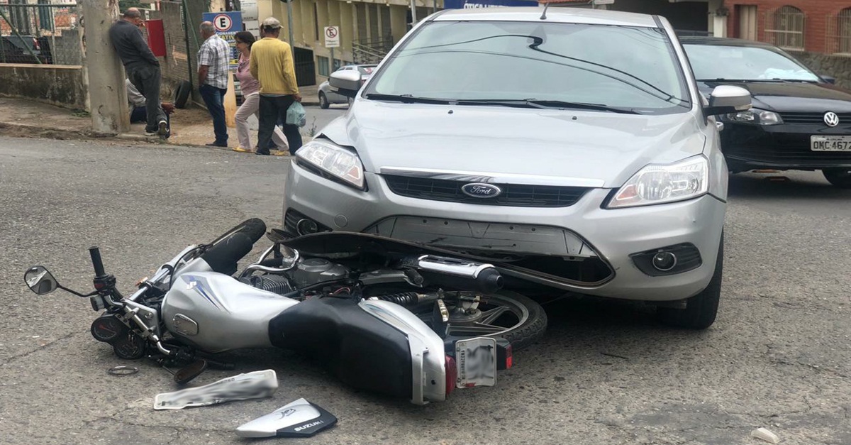 BATIDA ENTRE CARRO E MOTO DEIXA UM FERIDO EM BARBACENA