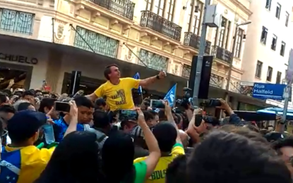 CANDIDATO JAIR BOLSONARO LEVA FACADA EM JUIZ DE FORA