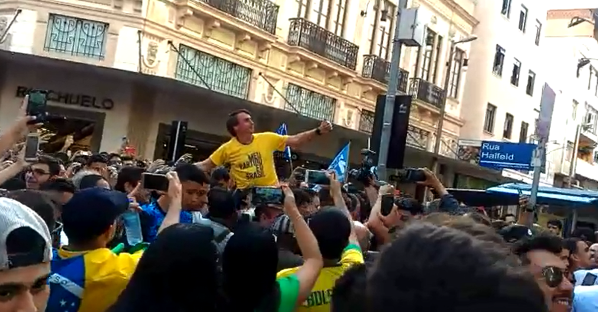 CANDIDATO JAIR BOLSONARO LEVA FACADA EM JUIZ DE FORA