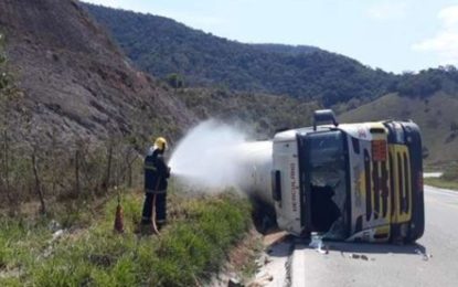 Caminhão com amônia anidra tomba e interdita a BR-381 no Vale do Aço