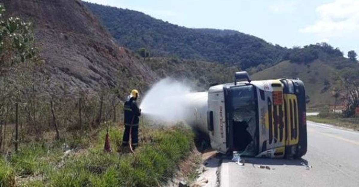 Caminhão com amônia anidra tomba e interdita a BR-381 no Vale do Aço