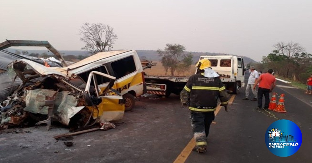 Acidente entre caminhão e van escolar deixa cinco pessoas mortas na MG-497 em Campina Verde