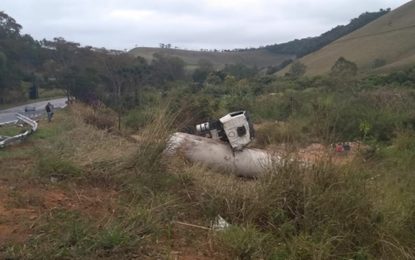 ACIDENTE DE CAMINHÃO DEIXA MOTORISTA FERIDO NA BR-040