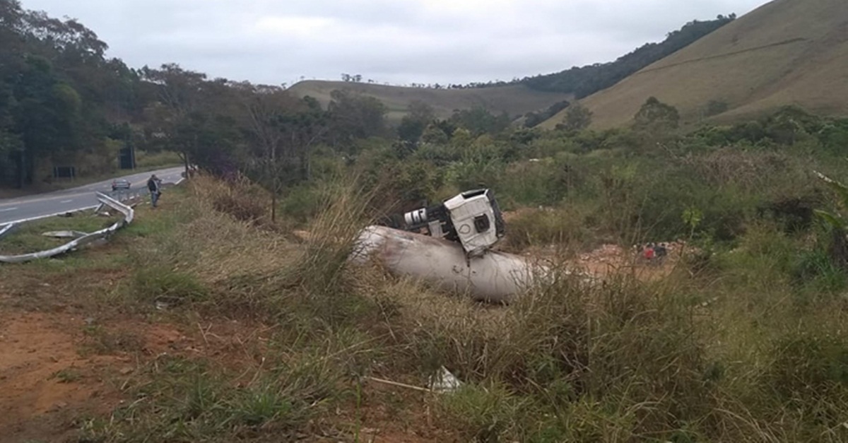 ACIDENTE DE CAMINHÃO DEIXA MOTORISTA FERIDO NA BR-040