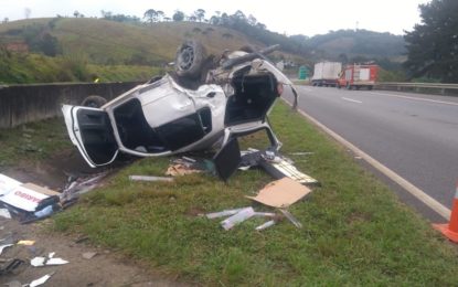 CARRO CAPOTA APÓS SAÍDA DE PISTA PRÓXIMO A CORREIA DE ALMEIDA