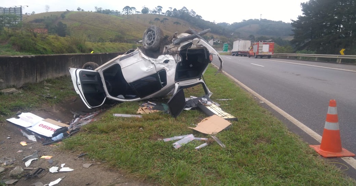 CARRO CAPOTA APÓS SAÍDA DE PISTA PRÓXIMO A CORREIA DE ALMEIDA