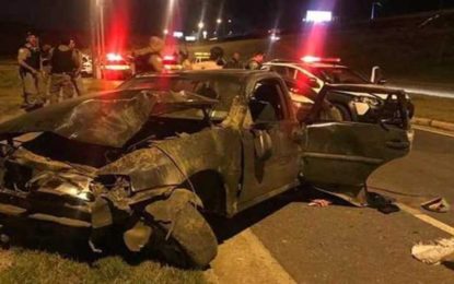 Carro capota com 50 tabletes de maconha após perseguição da PM, na MG-010, em Vespasiano