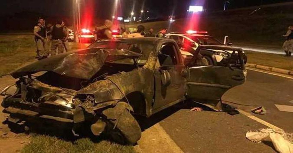 Carro capota com 50 tabletes de maconha após perseguição da PM, na MG-010, em Vespasiano
