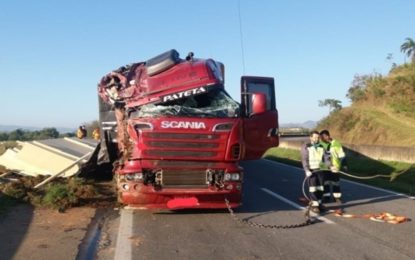 Carreta tomba na BR-381 e deixa motorista ferido em Cambuí