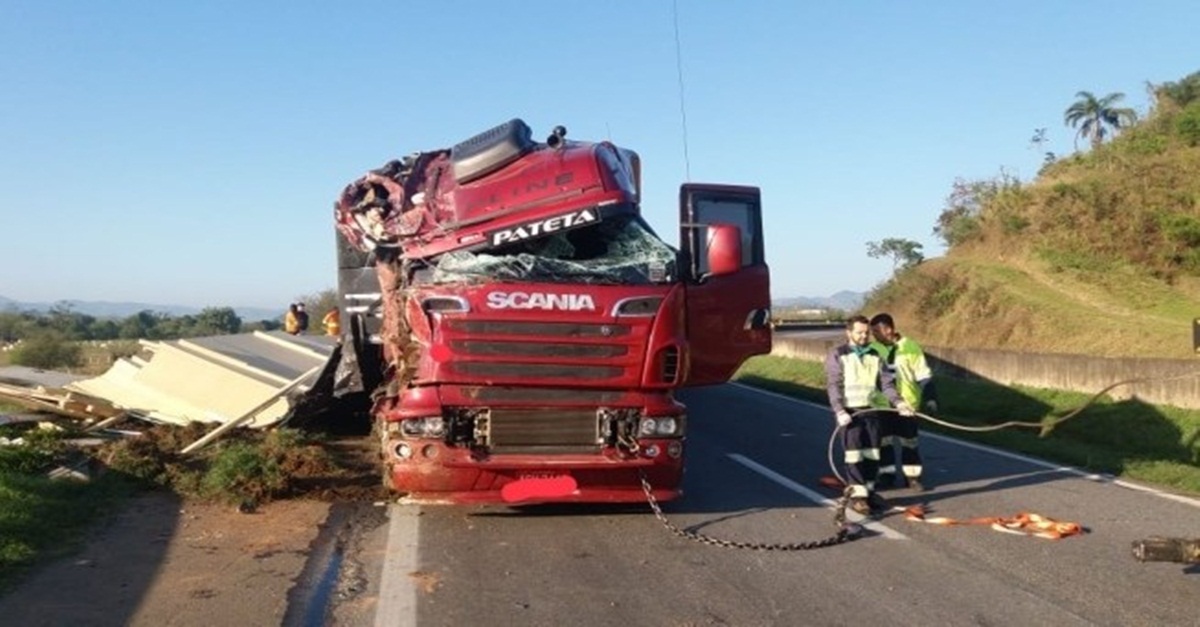 Carreta tomba na BR-381 e deixa motorista ferido em Cambuí