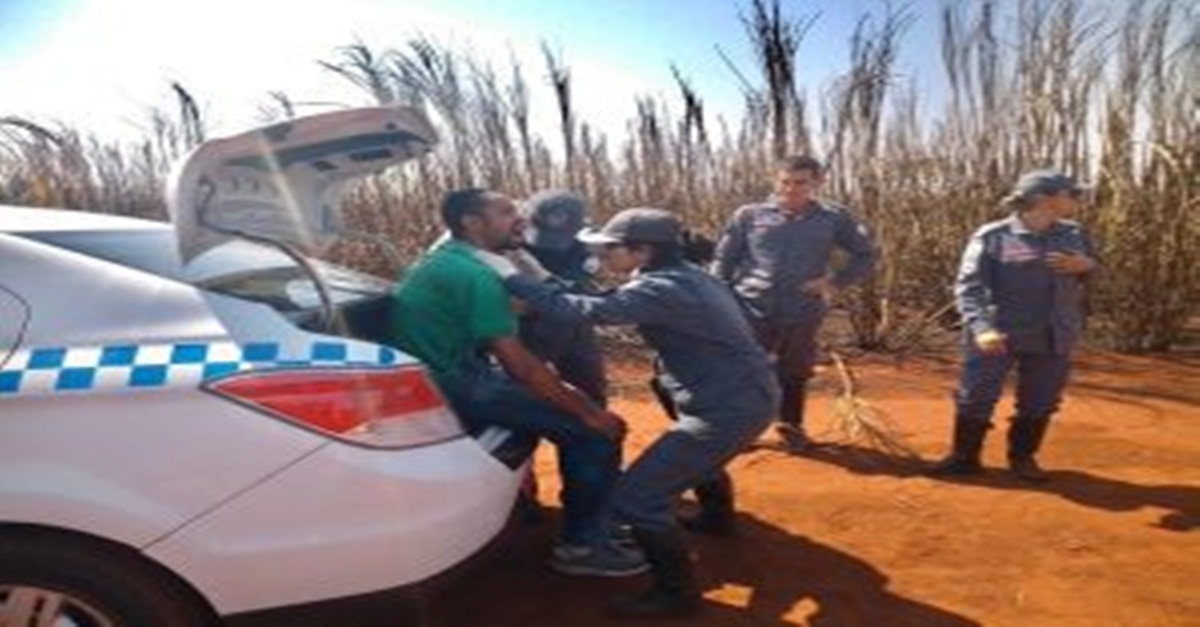 Taxista fica preso em porta-malas em local onde incêndio consumia vegetação em Uberaba