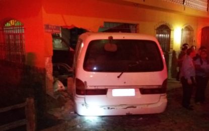 VAN BATE EM RESIDÊNCIA E DEIXA CASAL FERIDO EM CONSELHEIRO LAFAIETE