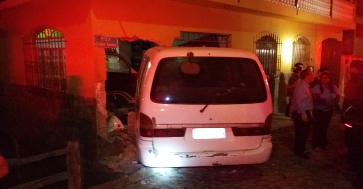 VAN BATE EM RESIDÊNCIA E DEIXA CASAL FERIDO EM CONSELHEIRO LAFAIETE