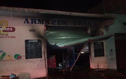 BOMBEIROS COMBATEM INCÊNDIO EM COMÉRCIO EM CONSELHEIRO LAFAIETE
